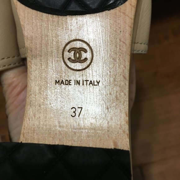 CHANEL Cream and Black Sandals with Elegant Flower Detail - Picture 10 of 16